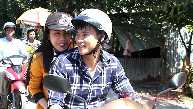 Chùm ảnh: Công Vinh - Thủy Tiên đi xe máy, làm từ thiện